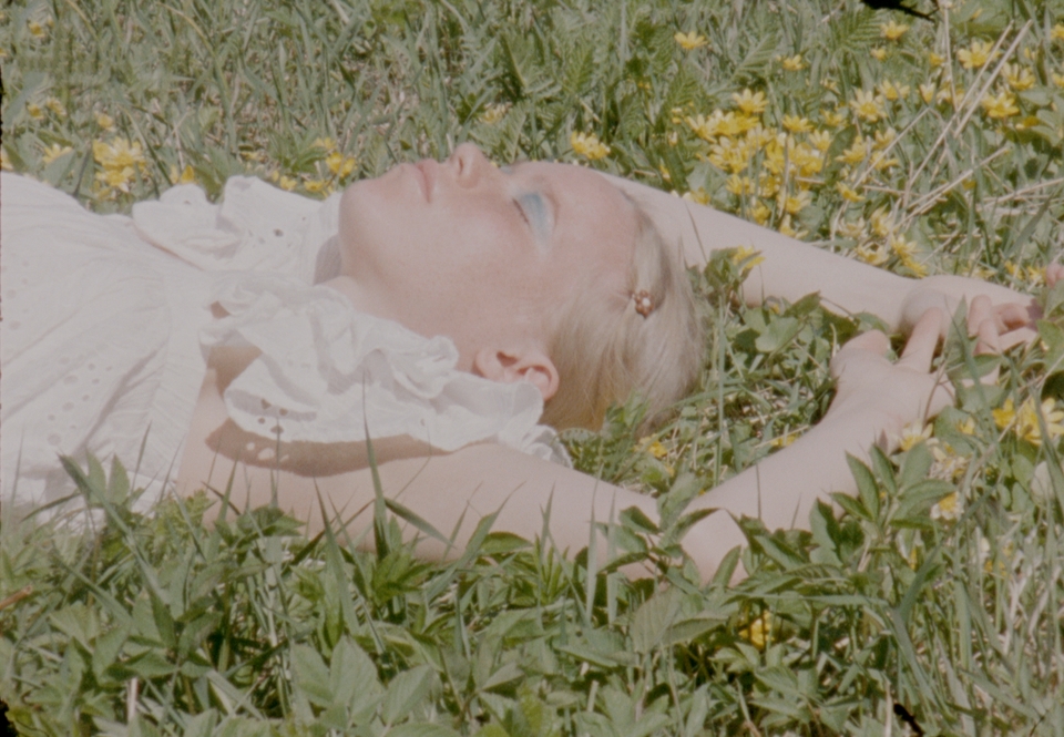 Ivana Helsingin malli Suomen luonnossa. 