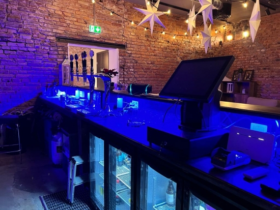 Yhdistämällä sininen valo sen tehoa parantavaan katalyysipinnoitteeseen saadaan aikaan kustannustehokas, myrkytön, turvallinen ja leikkaussalitason vaatimuksia vastaava, lähes 100-prosenttinen, desinfiointiteho.