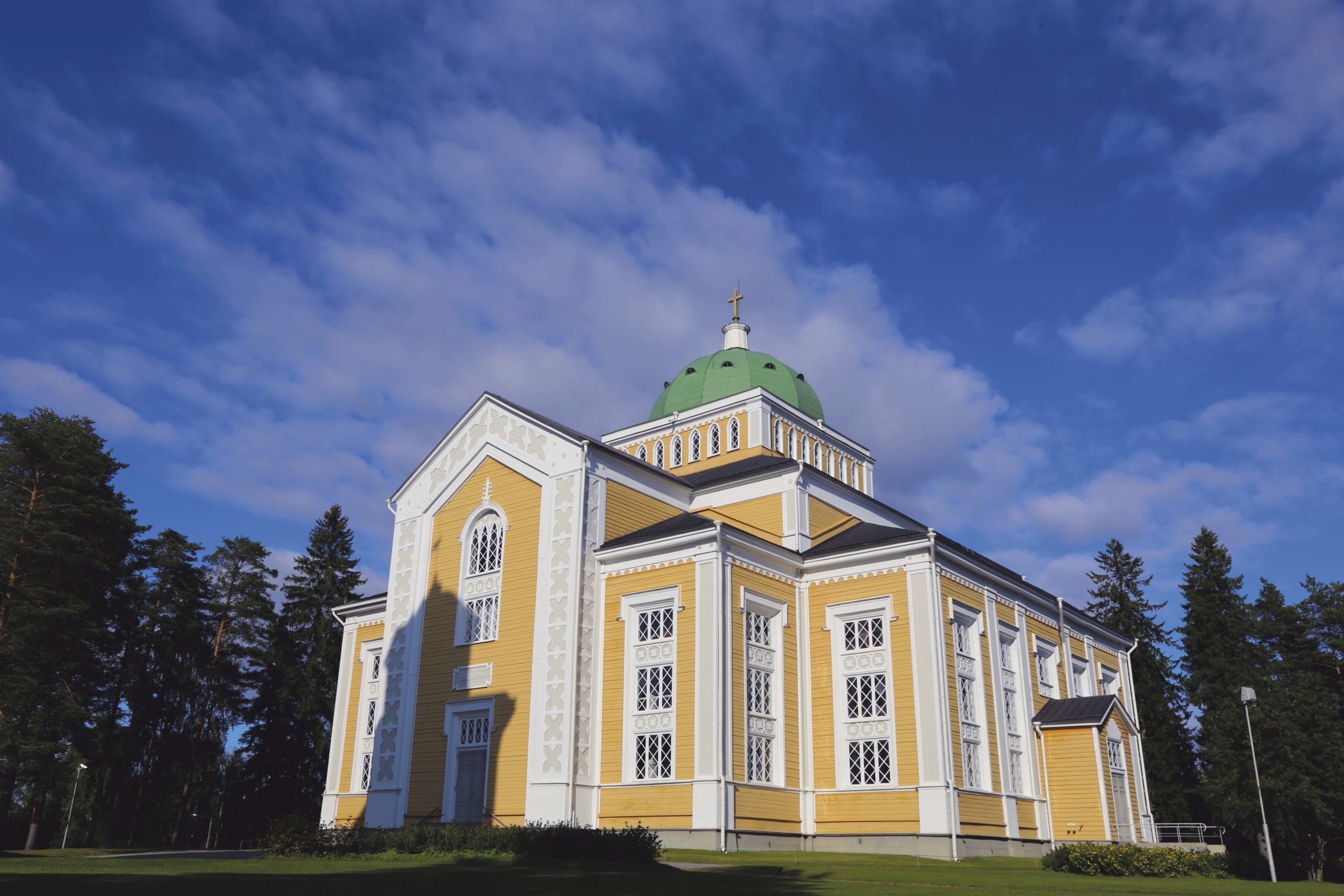 kuva: Kirkkopalvelut ry erimäen kirkko on maailman suurin puukirkko. Tilaa kirkossa on noin 4000–5000 hengelle. Arkkitehti A. F. Granstedtin suunnittelema ja Axel Magnus ja Theodor Tolpon urakoima kirkko on valmistunut vuonna 1847. Kerimäen kirkko on yksi tiekirkot.fi -sivuston kirkoista.