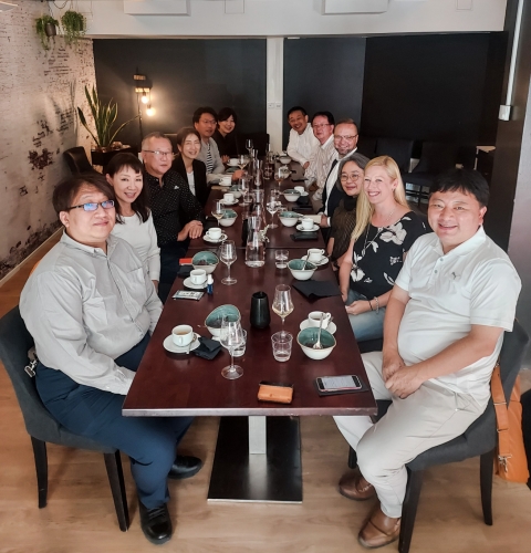 Japanin matkailualan liitto JATAn vierailijaryhmä lounaalla Hämeenlinnassa.