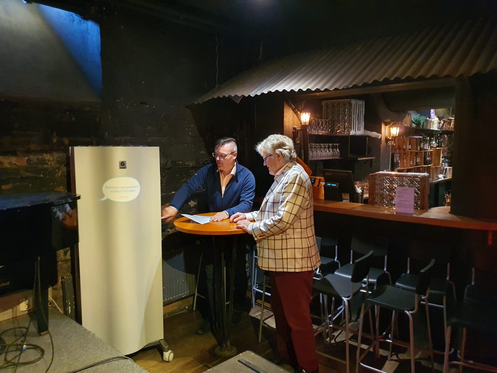 Genano Oy:n Matti Kouva ja Jorma Railonkoski ravintolaan asennetun suodattimen äärellä. 