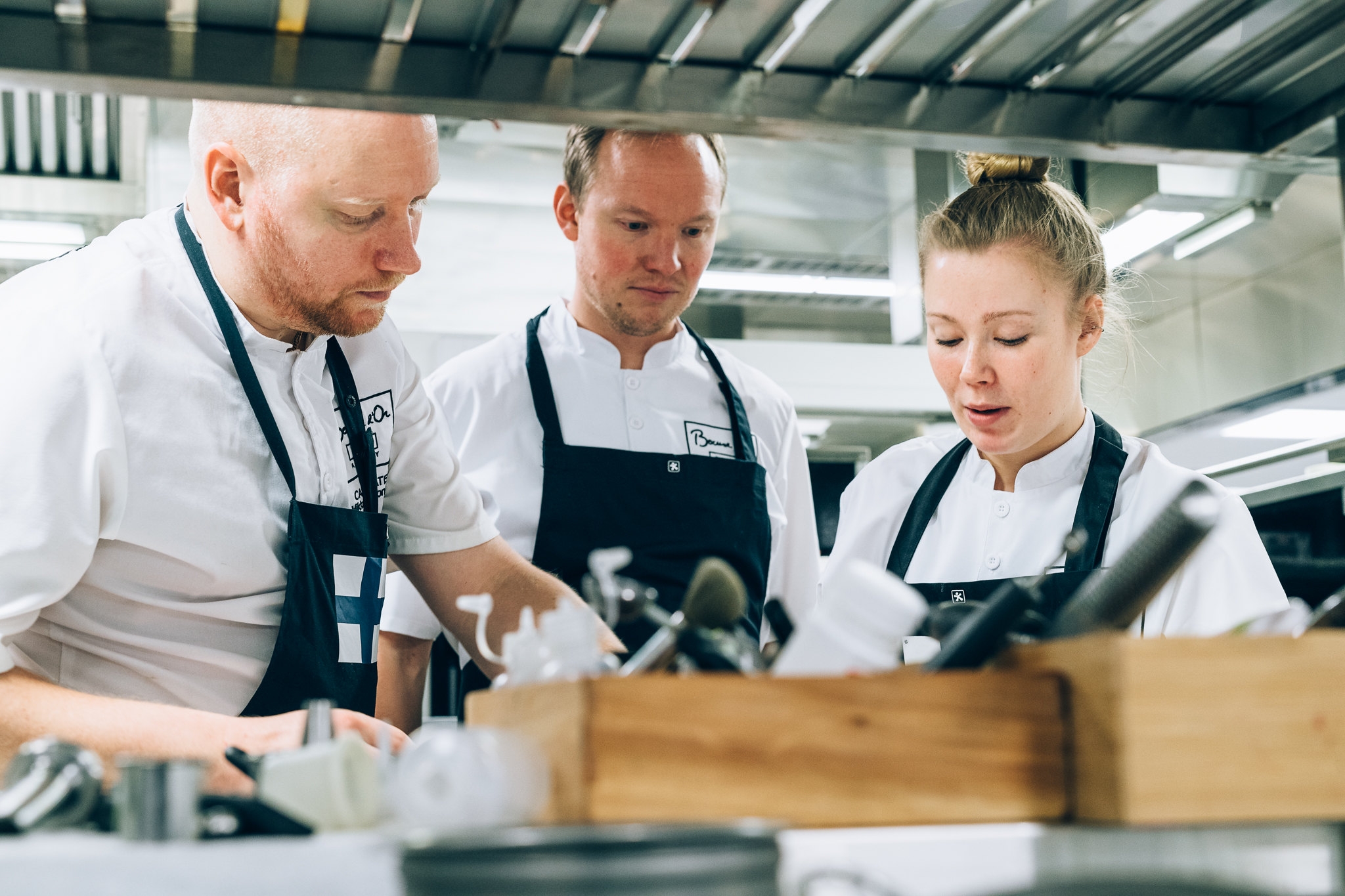 Bocuse d’Or Academy Finlandin kandidaatti Mikko Kaukonen, valmentaja Heikki Liekola ja assistentti Anni Peräkylä.