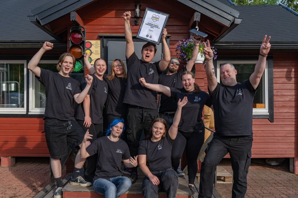 Burger Lovers Finland ja maailman suurin pakasteperunoiden valmistaja McCain etsivät vuoden 2025 parasta hampurilaisravintolaa. Oman suosikin äänestäminen onnistuu 2.–8. kesäkuuta osoitteessa burgerlovers.fi Viime vuonna äänestyksen voitti paitsi rakastetuista smash-burgereistaan, myös jonotusajan kertovasta liikennevalostaan tunnettu Grill Room Hankasalmi. Kuva Burger Lovers Finland