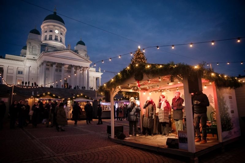 A cappella -yhtye FLOK esiintyi Herkkupihan ohjelmalavalla Tuomaan Markkinoiden avajaispäivänä 29. marraskuuta. Kuva: Dorit Salutskij