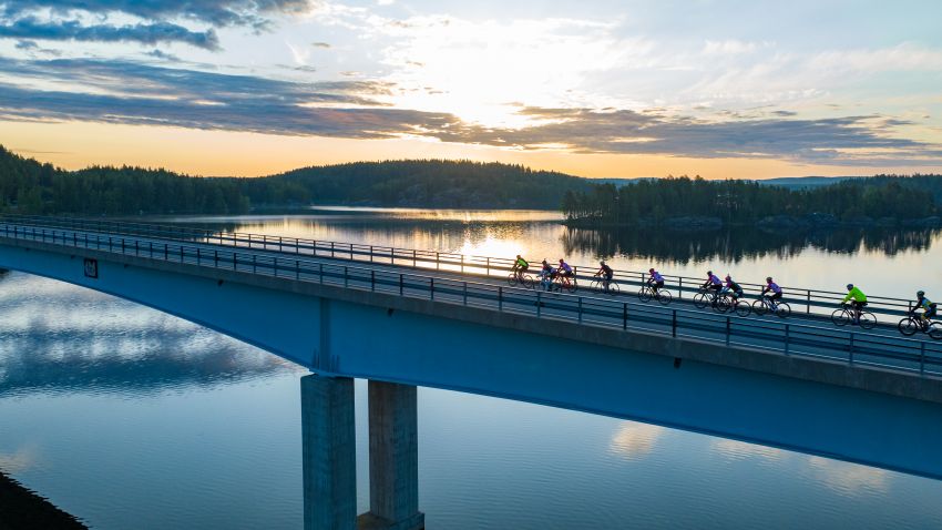 Pyöräilijäryhmä Lietveden sillalla. Kuva: Niko Laurila