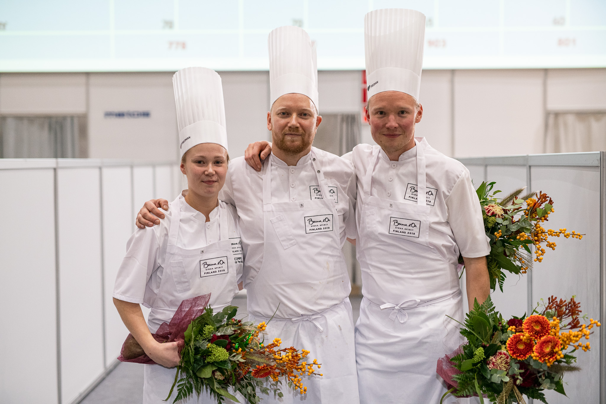 Suomen Bocuse d'Or -edustaja Mikko Kaukosen vasemmalla puolella Anni Peräkylä, assistentti, Mikko Kaukonen, Suomen Bocuse d'Or-edustaja kaudella 2020-2021, valmentaja Heikki Liekola